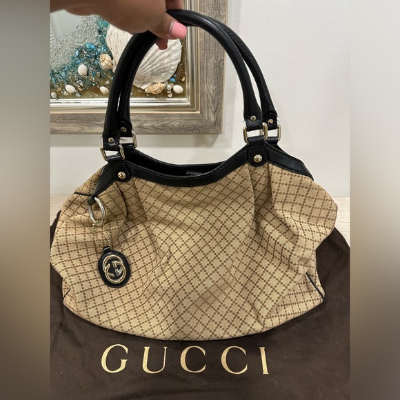 Large Sukey with Black Trim - Picture 1 of 6